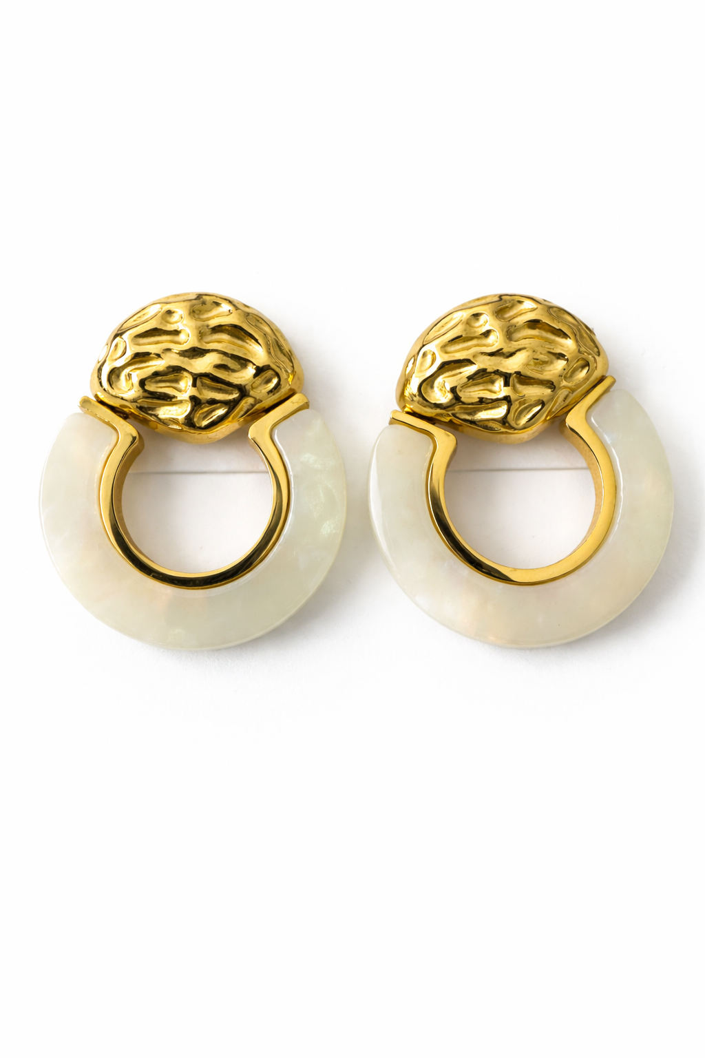 Krem Gold Detaylı Kemik Küpe